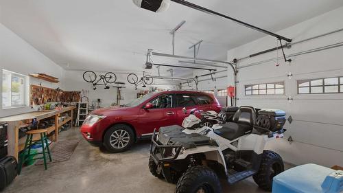 594 Mountain Drive, Vernon, BC - Indoor Photo Showing Garage