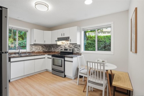 #B-184 Westwood Rd, Nanaimo, BC - Indoor Photo Showing Kitchen With Double Sink
