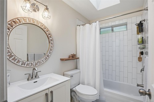 #B-184 Westwood Rd, Nanaimo, BC - Indoor Photo Showing Bathroom