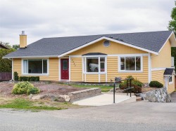 7927 Wallace Dr Central Saanich, BC V8M 1L4