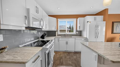 1510 21A Avenue, Cranbrook, BC - Indoor Photo Showing Kitchen