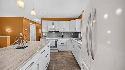 1510 21A Avenue, Cranbrook, BC - Indoor Photo Showing Kitchen With Double Sink