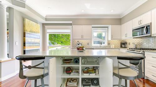 3077 Quail Crescent, Kelowna, BC - Indoor Photo Showing Kitchen With Upgraded Kitchen
