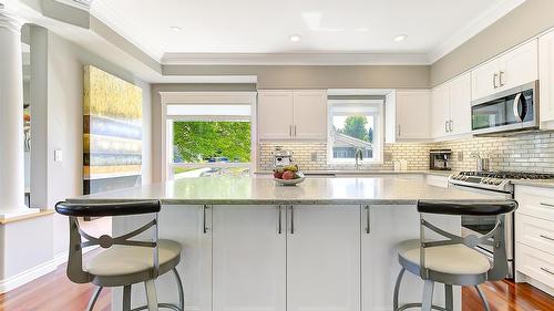 3077 Quail Crescent, Kelowna, BC - Indoor Photo Showing Kitchen With Upgraded Kitchen