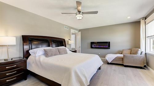3077 Quail Crescent, Kelowna, BC - Indoor Photo Showing Bedroom