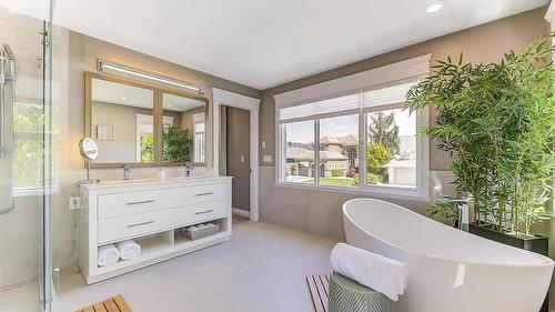 3077 Quail Crescent, Kelowna, BC - Indoor Photo Showing Bathroom