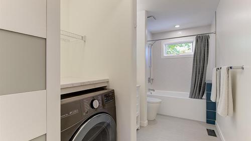 3077 Quail Crescent, Kelowna, BC - Indoor Photo Showing Laundry Room