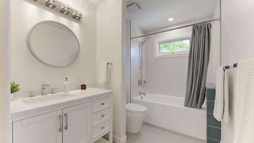 3077 Quail Crescent, Kelowna, BC - Indoor Photo Showing Bathroom