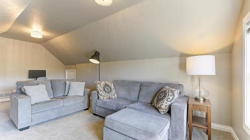 3077 Quail Crescent, Kelowna, BC - Indoor Photo Showing Living Room