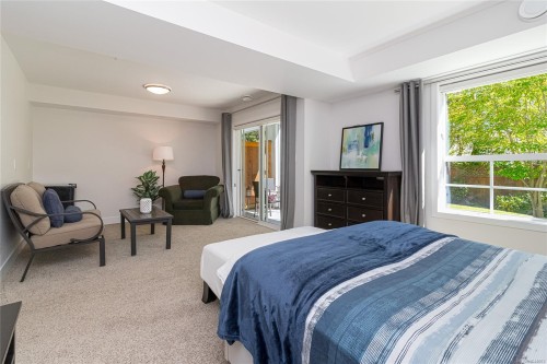 #2-1649 Lloyd Pl, View Royal, BC 