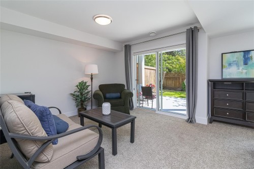 #2-1649 Lloyd Pl, View Royal, BC 