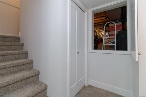 #2-1649 Lloyd Pl, View Royal, BC 