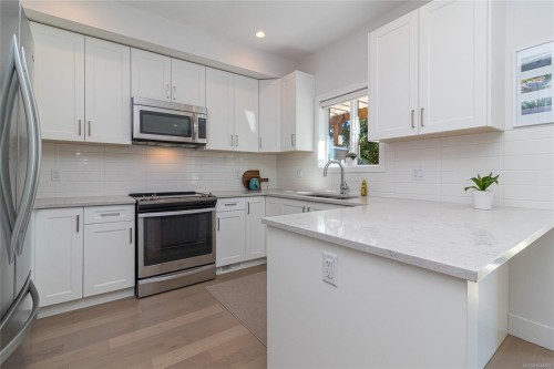 #2-1649 Lloyd Pl, View Royal, BC 