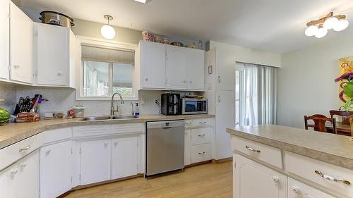 430 Perth Road, Kelowna, BC - Indoor Photo Showing Kitchen With Double Sink