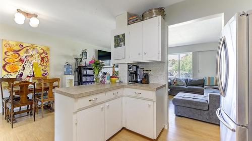 430 Perth Road, Kelowna, BC - Indoor Photo Showing Kitchen