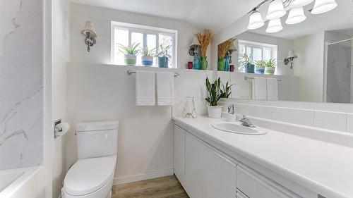 430 Perth Road, Kelowna, BC - Indoor Photo Showing Bathroom