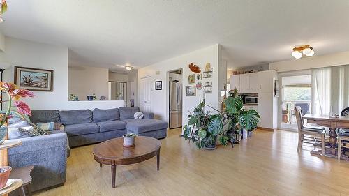 430 Perth Road, Kelowna, BC - Indoor Photo Showing Living Room