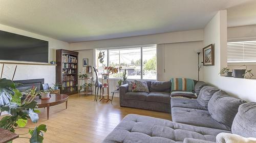 430 Perth Road, Kelowna, BC - Indoor Photo Showing Living Room