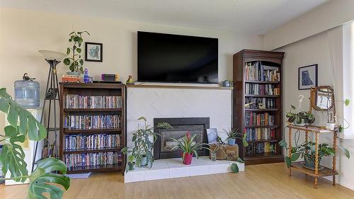 430 Perth Road, Kelowna, BC - Indoor With Fireplace
