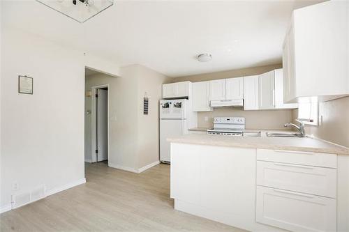 95 West Lake Cr, Winnipeg, MB - Indoor Photo Showing Kitchen