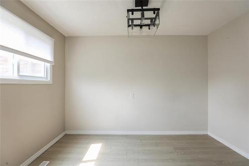 95 West Lake Cr, Winnipeg, MB - Indoor Photo Showing Other Room