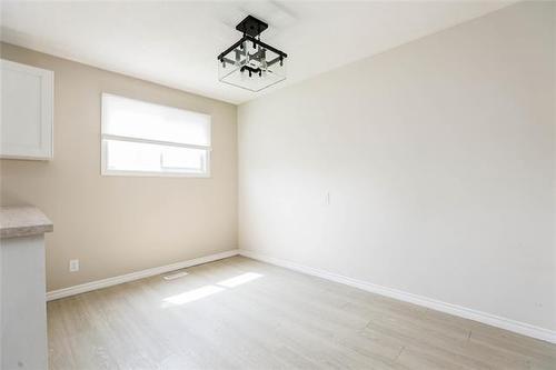 95 West Lake Cr, Winnipeg, MB - Indoor Photo Showing Other Room