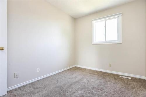 95 West Lake Cr, Winnipeg, MB - Indoor Photo Showing Other Room