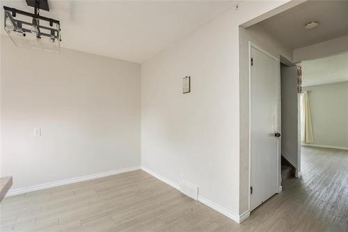 95 West Lake Cr, Winnipeg, MB - Indoor Photo Showing Other Room