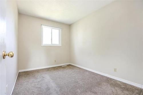 95 West Lake Cr, Winnipeg, MB - Indoor Photo Showing Other Room