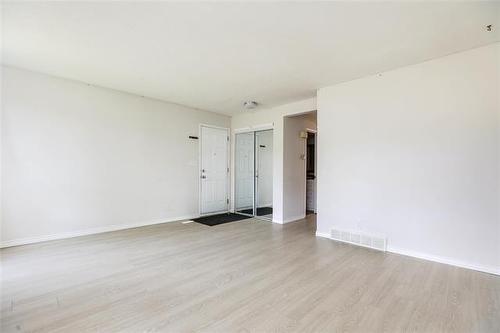 95 West Lake Cr, Winnipeg, MB - Indoor Photo Showing Other Room