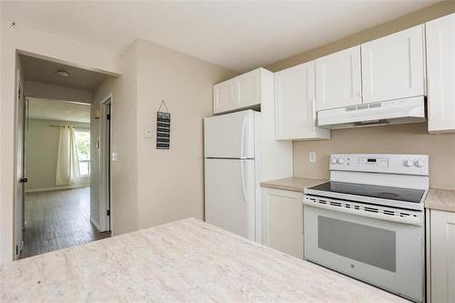 95 West Lake Cr, Winnipeg, MB - Indoor Photo Showing Kitchen