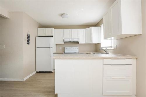 95 West Lake Cr, Winnipeg, MB - Indoor Photo Showing Kitchen