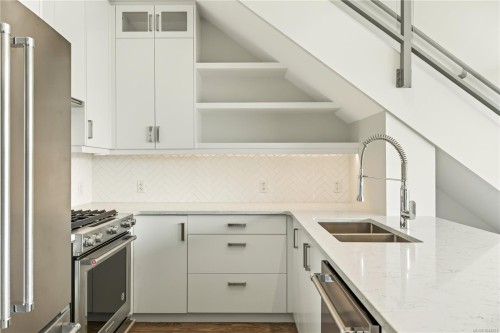 #607-91 Chapel St, Nanaimo, BC - Indoor Photo Showing Kitchen With Double Sink