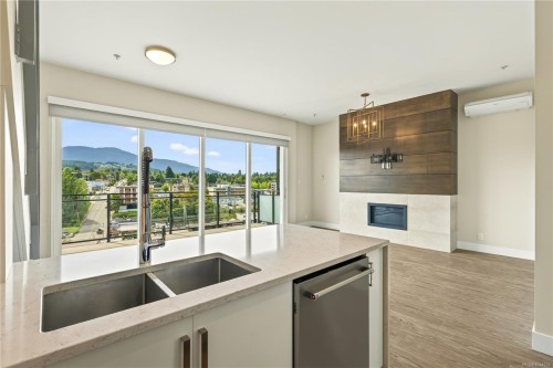 #607-91 Chapel St, Nanaimo, BC - Indoor Photo Showing Kitchen With Double Sink