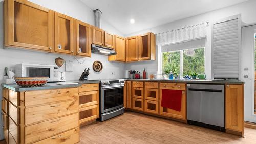 118 Baker Road, Burton, BC - Indoor Photo Showing Kitchen
