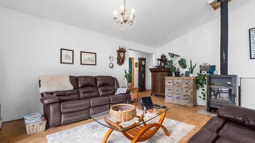 118 Baker Road, Burton, BC - Indoor Photo Showing Living Room