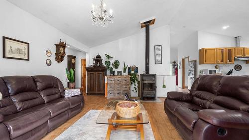 118 Baker Road, Burton, BC - Indoor Photo Showing Living Room
