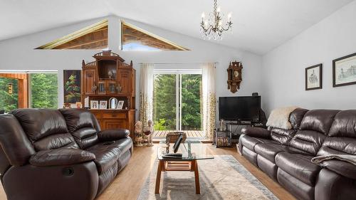 118 Baker Road, Burton, BC - Indoor Photo Showing Living Room
