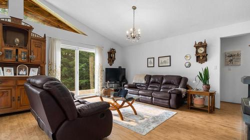 118 Baker Road, Burton, BC - Indoor Photo Showing Living Room