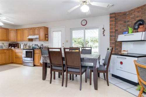 851 Breakwater Rd, French Creek, BC 