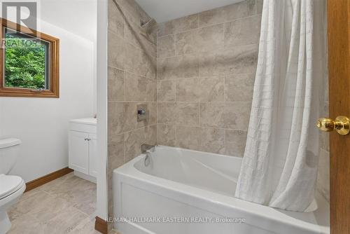 1041 Primrose Lane, Selwyn, ON - Indoor Photo Showing Bathroom