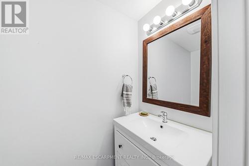 30 Cumberland Avenue, Hamilton, ON - Indoor Photo Showing Bathroom