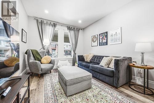 30 Cumberland Avenue, Hamilton, ON - Indoor Photo Showing Living Room