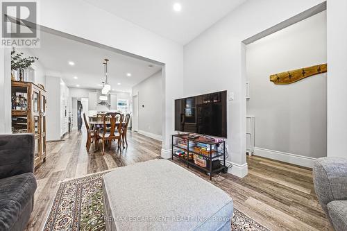 30 Cumberland Avenue, Hamilton, ON - Indoor Photo Showing Living Room