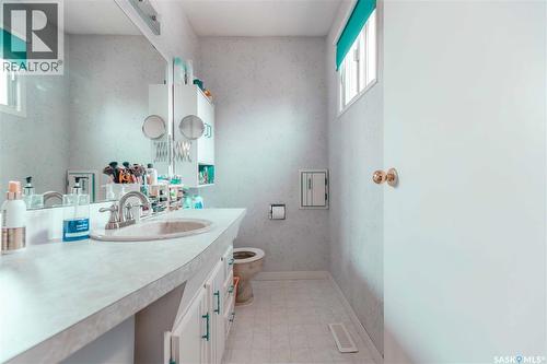 50 Manitou Court, Saskatoon, SK - Indoor Photo Showing Bathroom