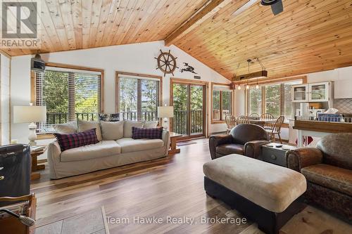 3359 Maple Ridge Road, Algonquin Highlands (Mcclintock), ON - Indoor Photo Showing Living Room