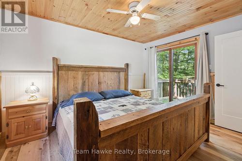 3359 Maple Ridge Road, Algonquin Highlands (Mcclintock), ON - Indoor Photo Showing Bedroom