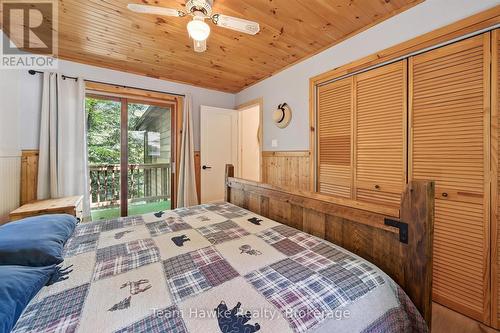 3359 Maple Ridge Road, Algonquin Highlands (Mcclintock), ON - Indoor Photo Showing Bedroom
