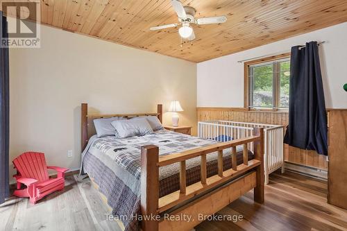 3359 Maple Ridge Road, Algonquin Highlands (Mcclintock), ON - Indoor Photo Showing Bedroom