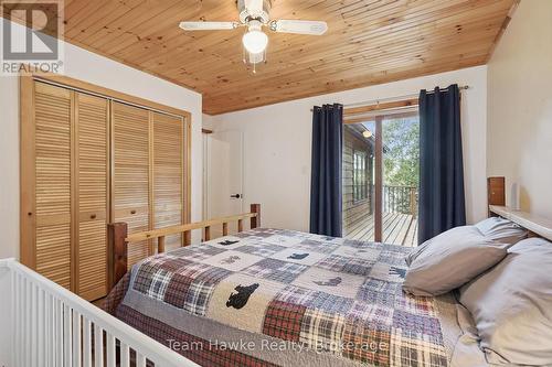 3359 Maple Ridge Road, Algonquin Highlands (Mcclintock), ON - Indoor Photo Showing Bedroom